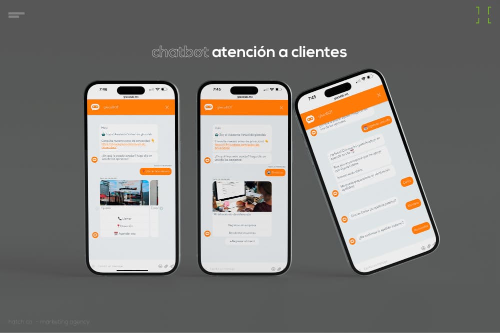 Tres pantallas de teléfonos inteligentes muestran una conversación de un chatbot de atención al cliente en español. La interfaz presenta detalles en color naranja y varias burbujas de texto que demuestran las capacidades de interacción del chatbot.