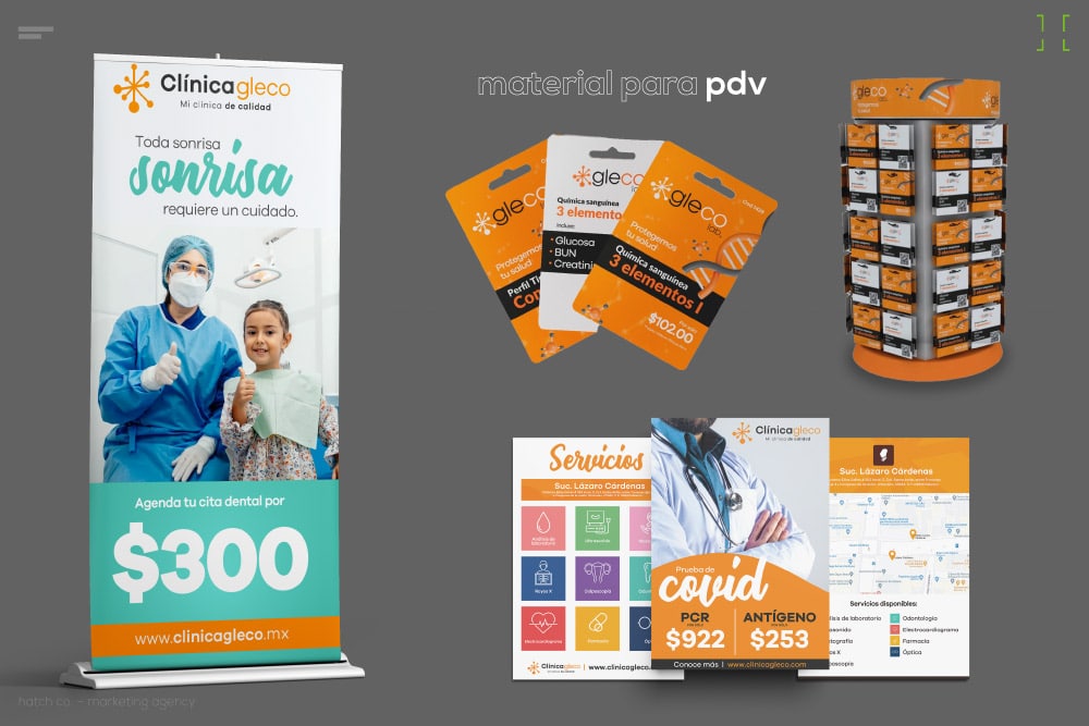 Material promocional de Clínica Gleco, incluyendo pancarta, folletos, expositor giratorio para tarjetas y listas de precios de servicios, destacando servicios médicos y de salud y pruebas de COVID-19.