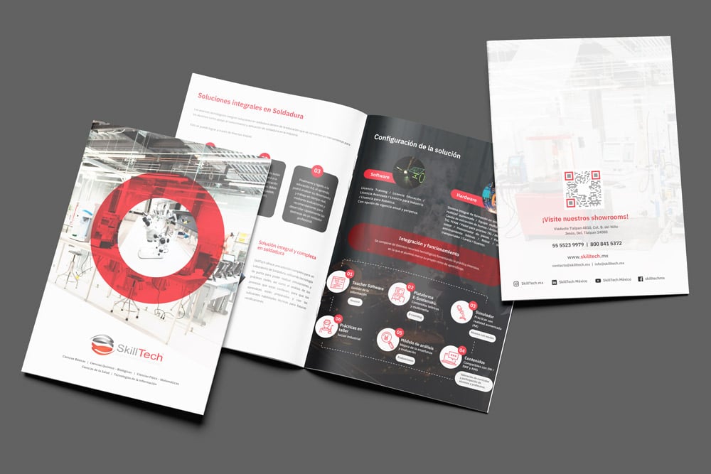 Se muestran tres folletos de SkillTech sobre una superficie gris. Los folletos incluyen información de la empresa, configuración de soluciones y una invitación para visitar la sala de exposición con un código QR.