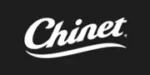Logotipo blanco "Chinet" mostrado sobre un fondo negro. El texto está escrito en letra cursiva con un ligero subrayado floritura que se extiende desde la letra 't'.