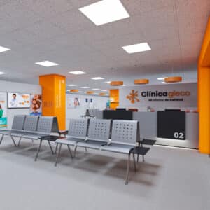 Una moderna recepción clínica con decoración en naranja y blanco, asientos de metal para los pacientes y un cartel de "Clínica Glecog" en la pared del fondo. El área está bien iluminada con luces de techo.