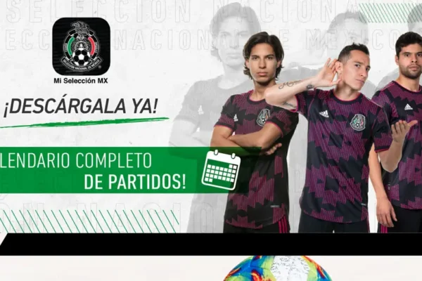 Tres jugadores de fútbol con camisetas de la selección de México se encuentran frente a una pancarta que anuncia la descarga de una aplicación de programación, que recuerda ejemplos de campañas por correo electrónico exitosas, capturando la esencia de la promoción estratégica.